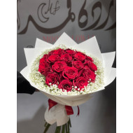 باقة ورد احمر وسط