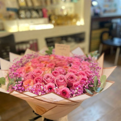 باقة ورد وردي كبيرة